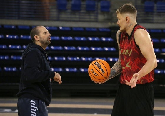 Serna habla con Orlov durante el entrenamiento del pasado jueves en el Palacio.