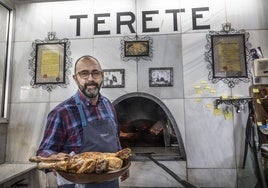 Alberto Gutiérrez muestra el cuarto de cordero recién salido del horno.