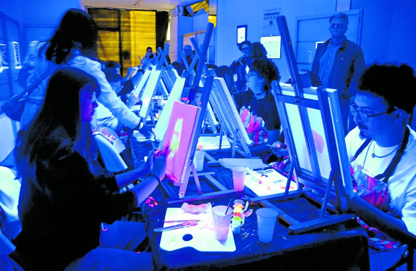 El taller de pintura fluorescente brilló en la oscuridad.