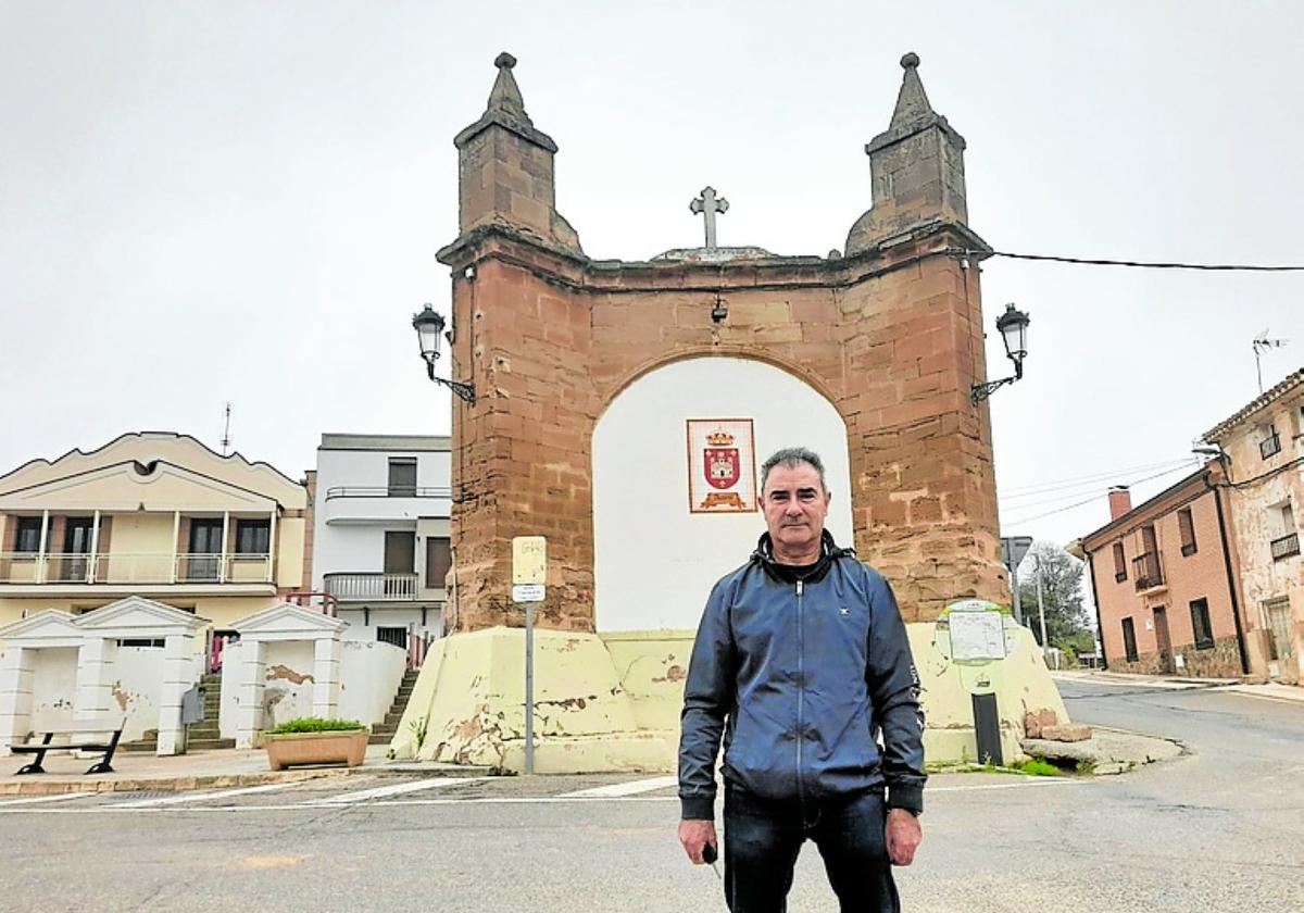 El alcalde, Pedro Luis Martínez, junto a la ermita de Ausejo.