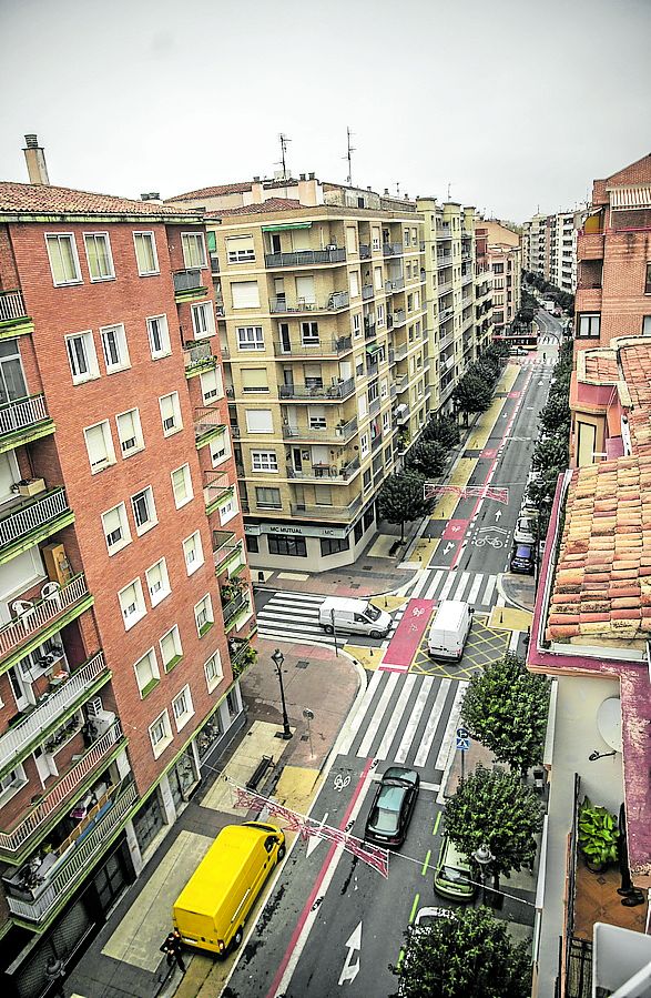 Imagen después - Con Marqués de la Ensenada. Las 'orejas' y los espacios amarillos se añaden a la calzada, donde también hay un paso elevado.
