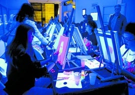 El taller de pintura fluorescente brilló en la oscuridad.