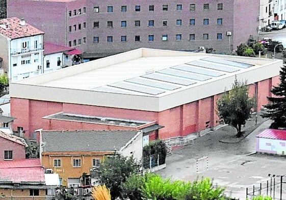 Polideportivo con las placas solares y edificio del instituto.