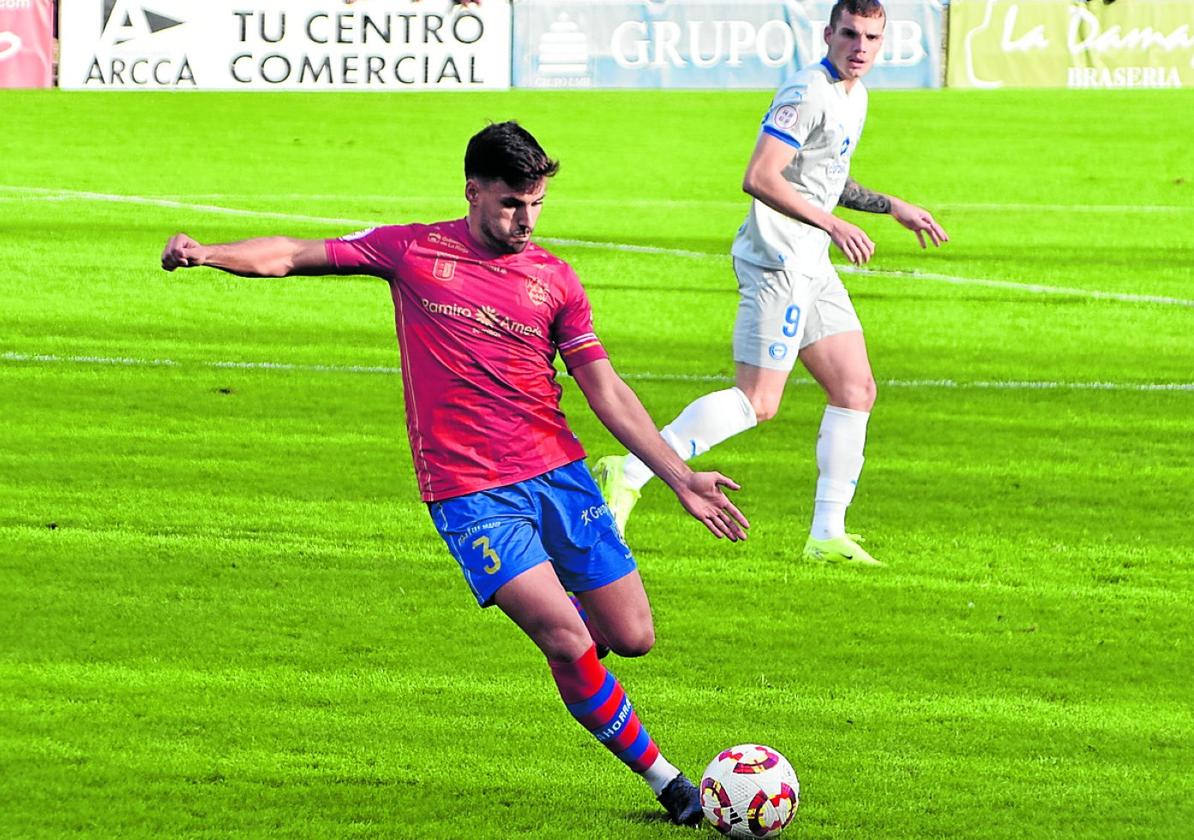 El laterial izquierdo, Julen Hualde, en el último partido disputado en La Planilla, contra el Alavés B.