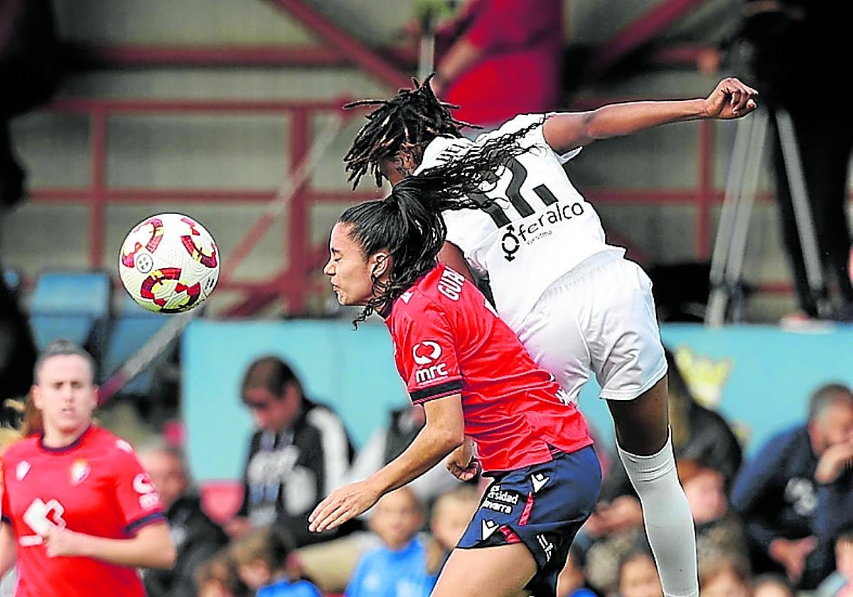 Guallar y Belem saltan para hacerse con el balón.