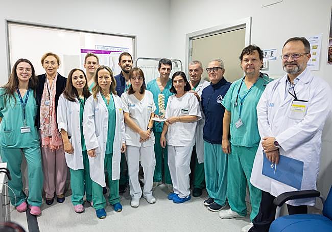 La consejera y el gerente del Seris, con el equipo de la Unidad del Dolor.