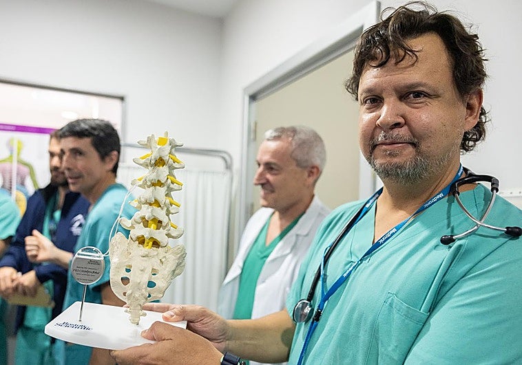 El dispositivo, instalado en una simulación de columna vertebral y médula ósea espinal.