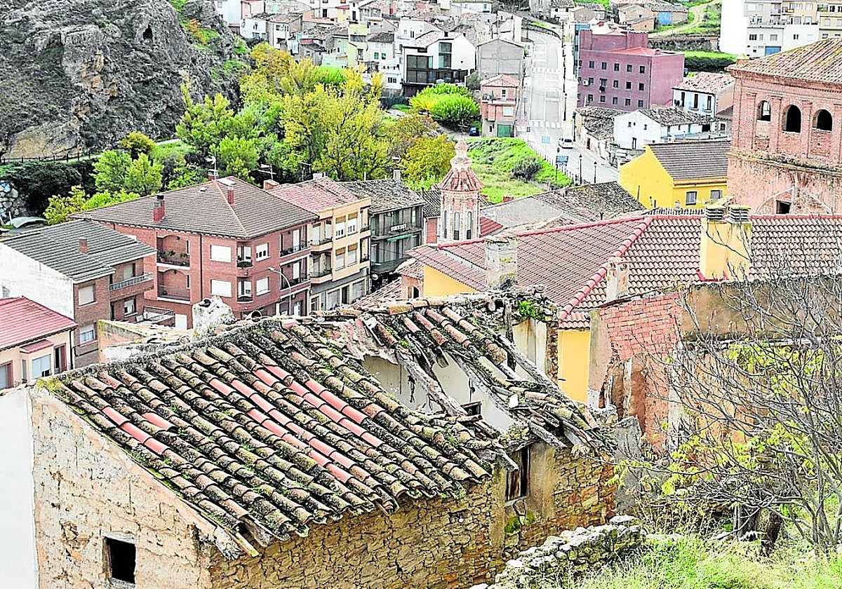 Varias casas en ruina en la calle Las Peñas, cerca de la iglesia de San Gil en Cervera del Río Alhama.