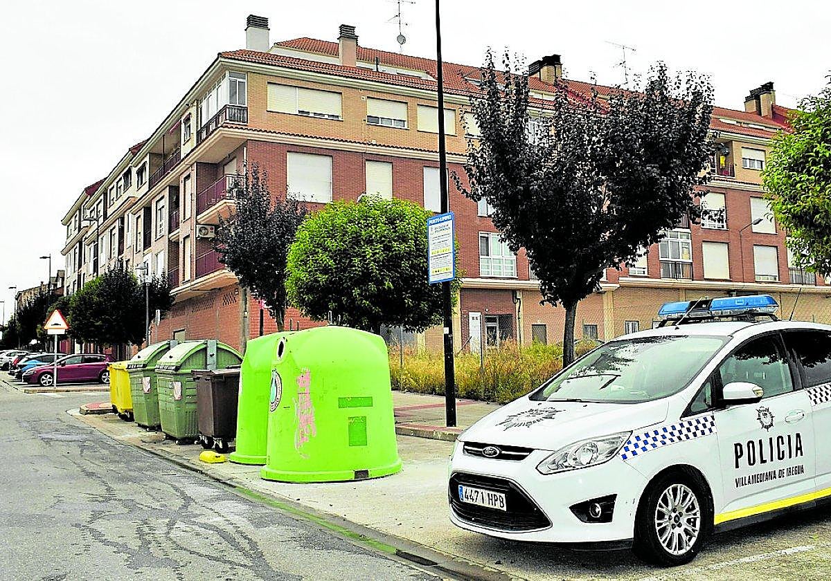 El coche de la Policía Local estuvo semanas estacionado junto a un punto de recogida de voluminosos.