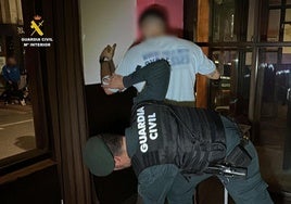 Intervenidas drogas y un arma blanca en un operativo en locales y zonas de ocio nocturno de La Rioja