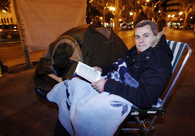 El alcalde de Oyón, en huelga de hambre frente al Palacete.