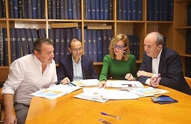 José Miguel Peña (Universidad de La Rioja), David Navarro (CaixaBank), Estrella Rodríguez y Toño del Río (Diario LA RIOJA), durante las deliberaciones del jurado.