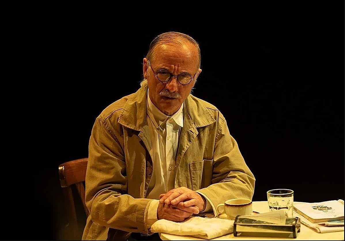 El actor Alfonso Torregrosa en el papel de Ignacio Jurado en 'La verdadera historia de la muerte de Francisco Franco'.