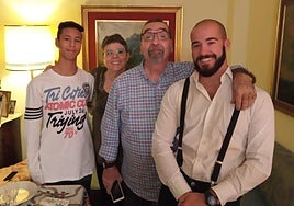 Yihad, Sol, Paco y Fran posan antes de una celebración familiar en casa.
