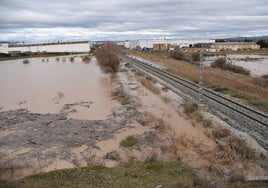 La vía del tren a su paso por Rincón de Soto en 2022 cuando una rotura en el Canal de Lodosa provocó una inunduación en el pueblo.