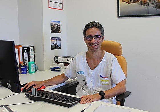 El doctor Javier Velasco, en su despacho del Hospital San Pedro