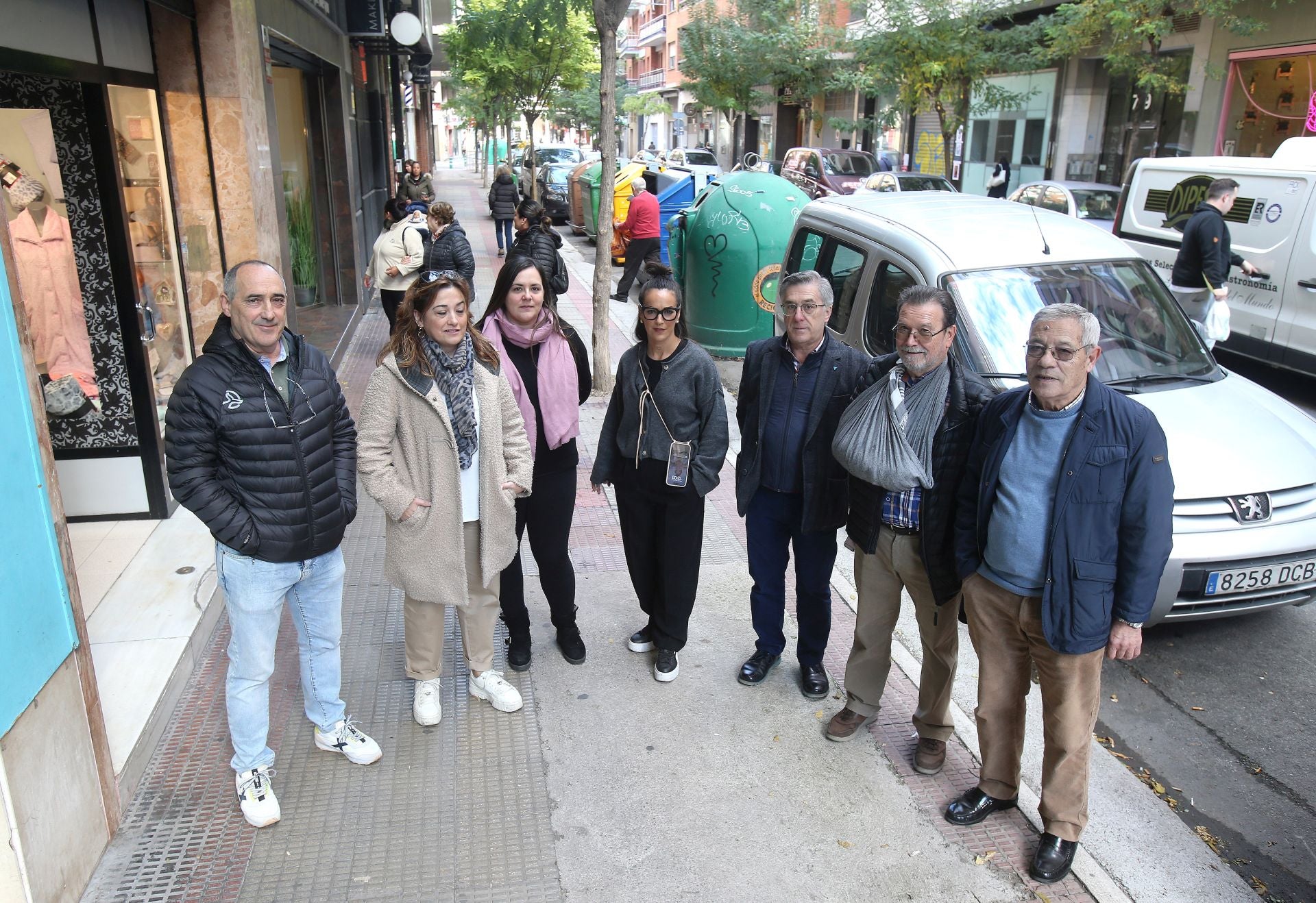 Javier Merino, Marta Pérez, Eva Durán, Eva González, José Abilio Medrano, José Antonio San Martín y Gumersindo García, ayer, en su calle.