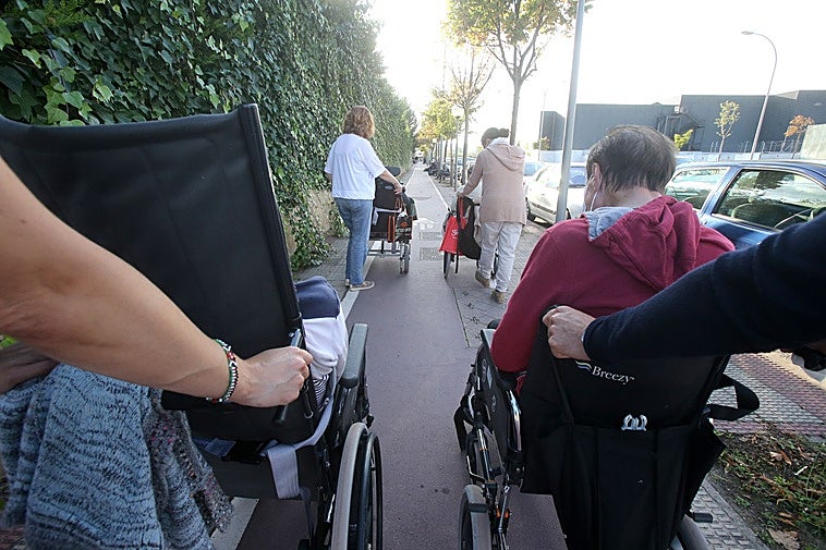 Ancianos durante un paseo.