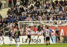 Sergio Gil y Andoni Ugarte pugnan por el balón en el área de la SD Logroñés, el pasado domingo.