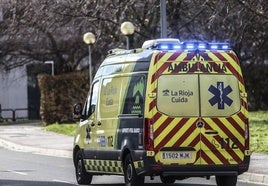 Una ambulancia se dirige hacia el Hospital San Pedro, en una imagen de archivo.