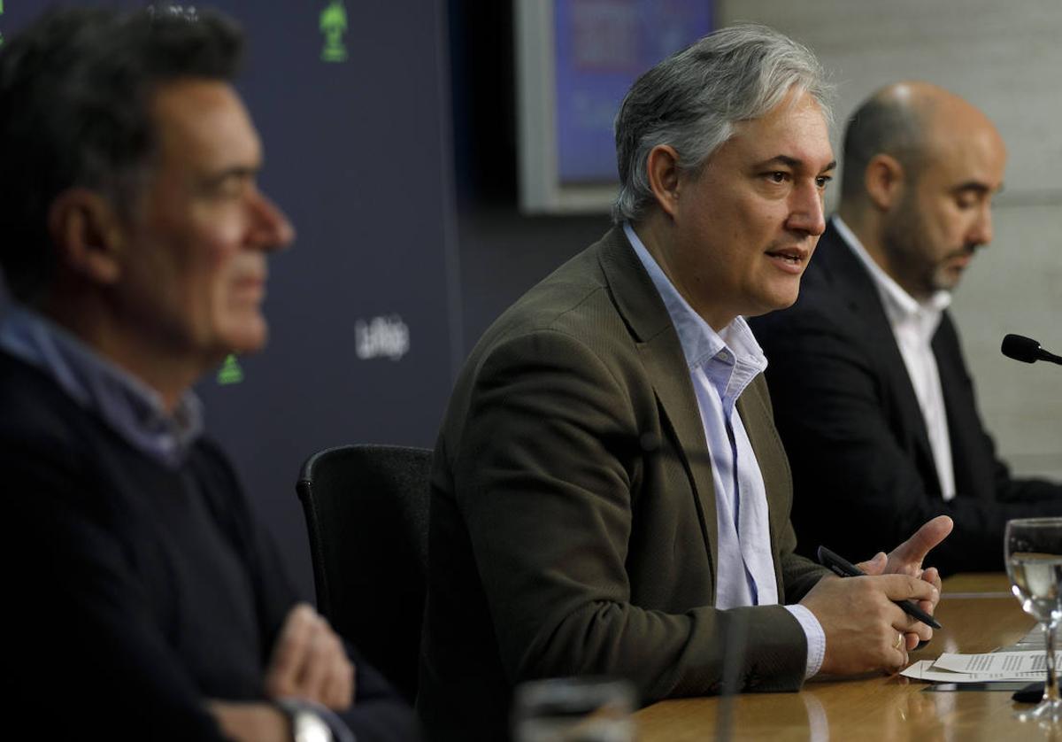 El director de la Biblioteca de La Rioja, Josu Rodríguez; junto con el consejero de Cultura, José Luis Pérez Pastor; y el responsable del certamen, Carlos Alonso Pérez-Fajardo.