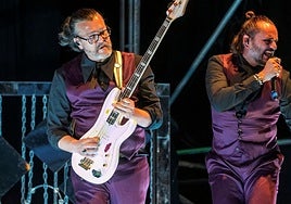 Enrico Barbaro y Asier Etxeandía, al frente de Mastodonte, en el show 'Belleza y perdón'.