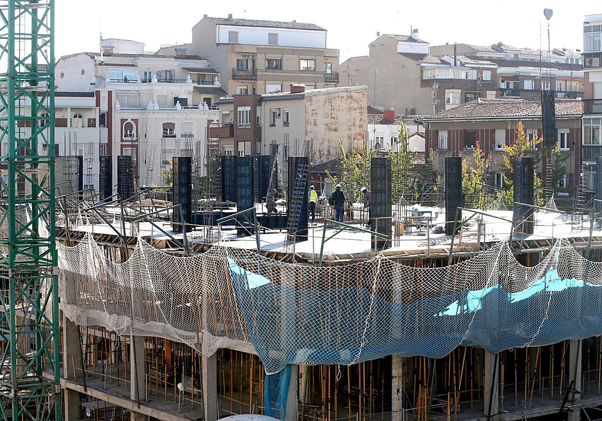 Operarios trabajan en la construcción de viviendas en el solar del antiguo colegio Maristas, en el centro de Logroño.