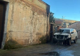 El rastro de las llamas en la casa y el coche que se encontraba fuera.