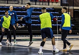 Ismael El Korchi lanza a portería en un entrenamiento del Ciudad de Logroño en el Palacio de los Deportes.