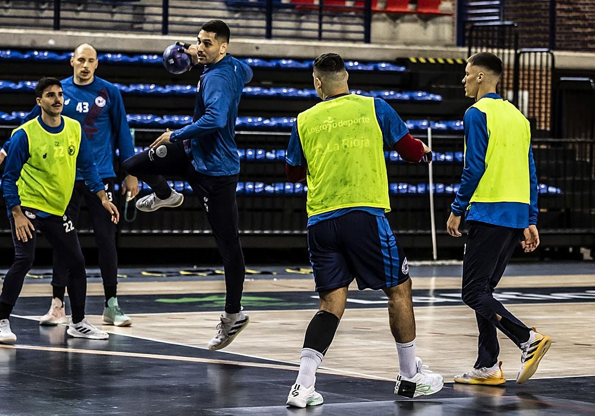 Ismael El Korchi lanza a portería en un entrenamiento del Ciudad de Logroño en el Palacio de los Deportes.