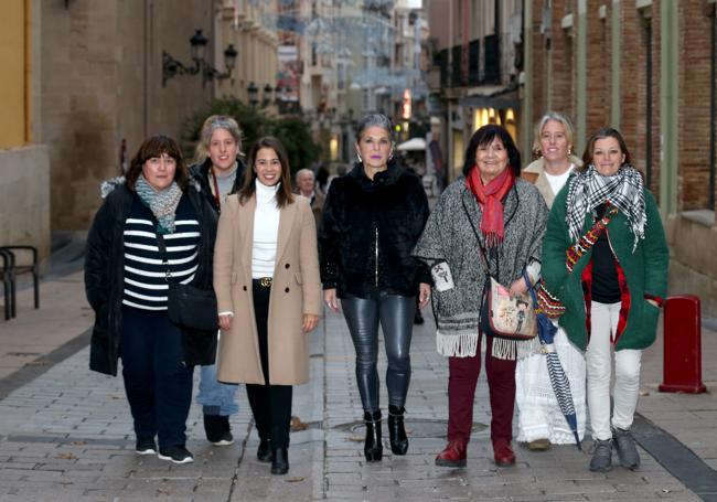 Las cinco protagonistas, acompañadas por las hermanas Yoryina y Romina Pérez, de la junta directiva de Color a la Vida, a la entrada de Portales.