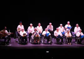 El coro dirigido a la guitarra por Pablo Herrero abrió el ciclo en la sala Florida.