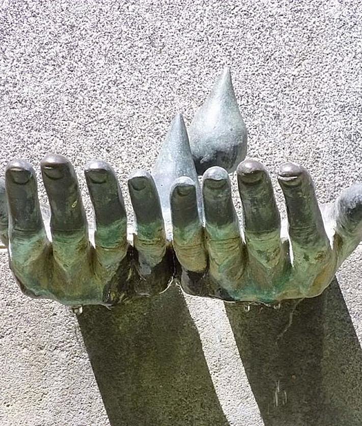 Imagen secundaria 2 - Dos hombres, decenas de manos