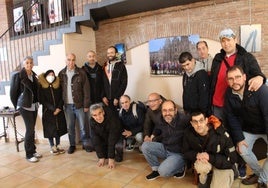 Los miembros de Asprodema posan en la exposición que se muestra en la Casa de Cultura de Fuenmayor.