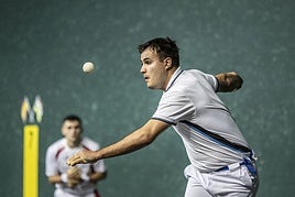 Óscar Lerena pone la pelota en juego.