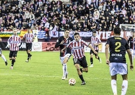 Kepa Vieites conduce el balón en el pasado derbi entre la SDLogroñés y la UDL.