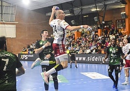 Zaja marca uno de sus seis goles en El Sargal. Todo fue insuficiente.