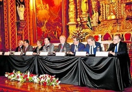 El rector de UNIR (derecha), en la sesión inaugural del Congreso de Asale, celebrada en la iglesia de La Merced de Quito, en Ecuador.