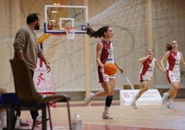 Ceci Aldecoa bota el balón.