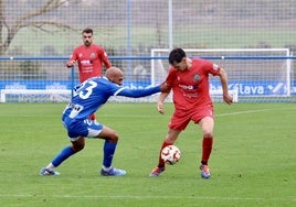 Urrecho intenta marcharse de Jay, jugador del Alavés.