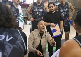 Jorge Serna da instrucciones a sus hombres en un tiempo muerto del partido ante Algeciras.