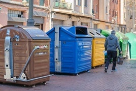 Un hombre recicla la basura en los contenedores de Logroño en una imagen de archivo.