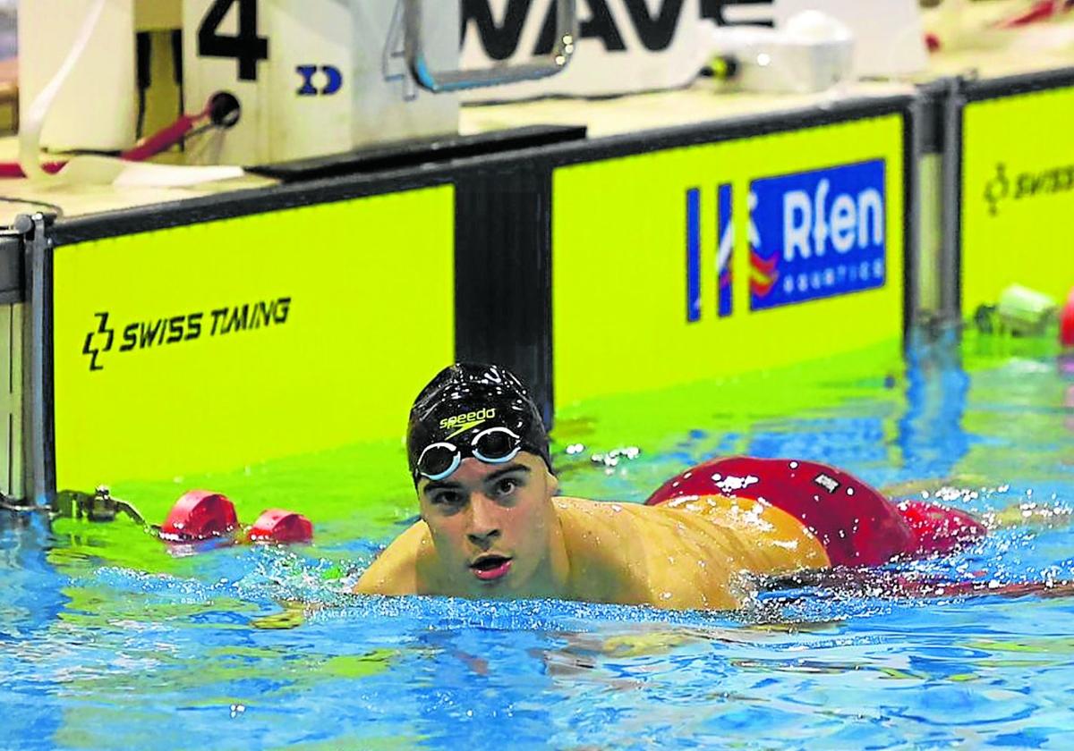 Iván Martínes Sota dentro de la piscina del Campeonato de España Absoluto de piscina corta en el que se proclamó ganador en las pruebas de 50 y 100 metros espalda.