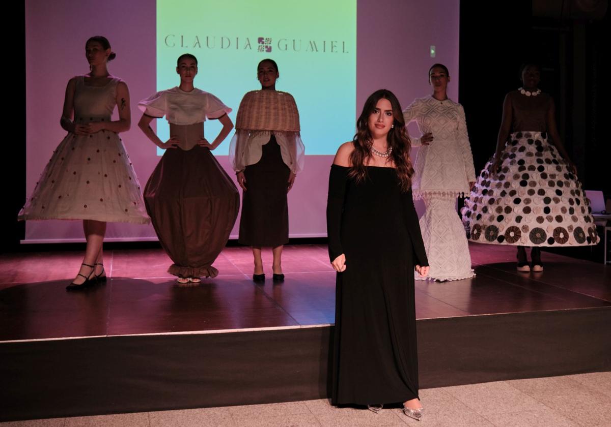 Claudia Gumiel saludando al final del desfile de su colección 'Denominación de origen', en octubre pasado en La Gota de Leche de Logroño.