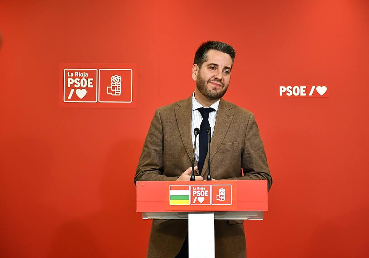 El portavoz del Grupo Parlamentario Socialista, Javier García, durante la ruenda de prensa.