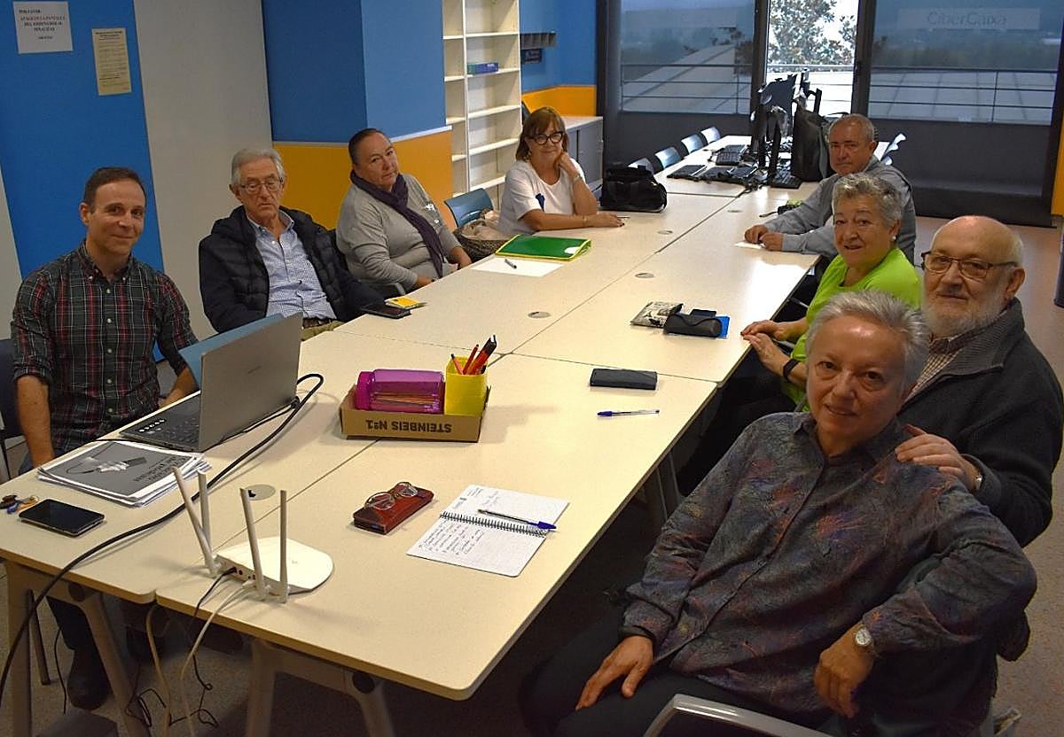 Algunos de los participantes en el taller de creación de podcast del CPA de Calahorra, con el profesor.