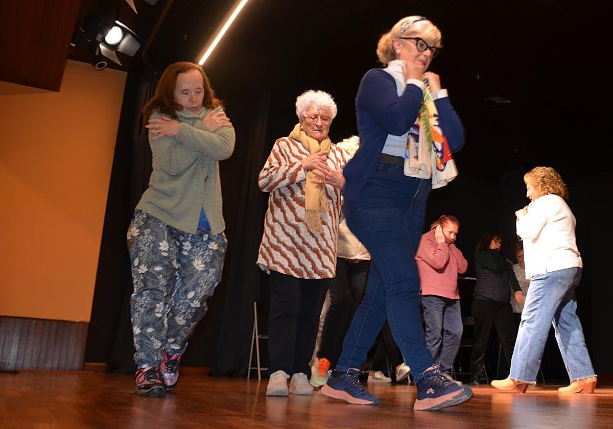 El grupo, realizando un ejercicio de improvisación.