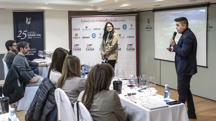 Neza Skrt, enóloga de Aiurri, y Pedro Ruiz Aragoneses en un momento de la cata del miércoles por la noche en el Hotel Gran Vía