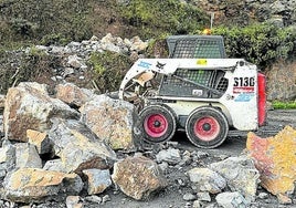 Imagen de la pala retirando las piedras el 1 de noviembre.