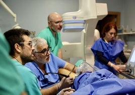 El equipo médico de Viamed Los Manzanos, durante la intervención que se llevó ayer a cabo.